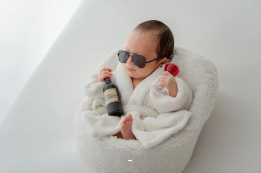 东平满月宝宝趴着睡 东平满月宝宝趴着睡